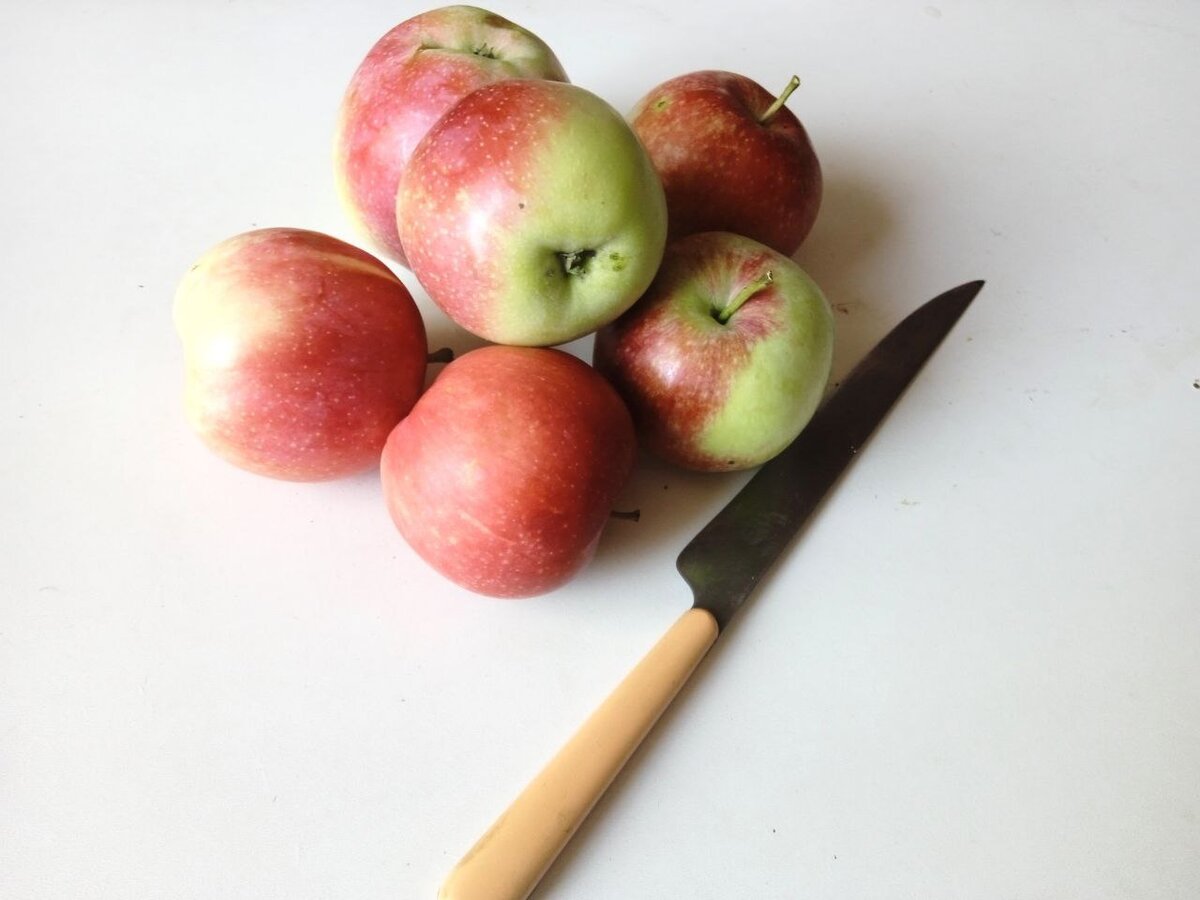 Не успеешь нарезать яблочки, а они уж и потемнели! 