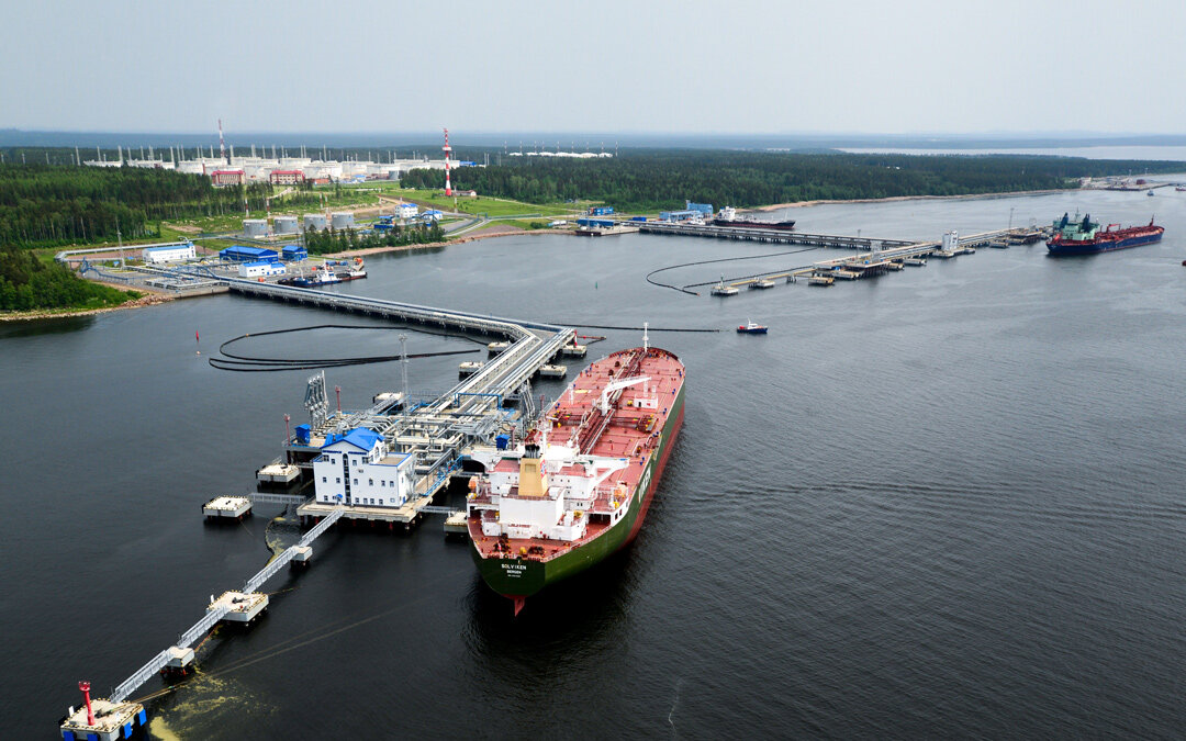 Порт Транснефть, Приморск. Отсюда большая часть танкеров отправляется в страны ЕС.
