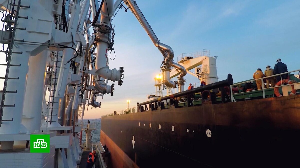    ЕС может установить «потолок» цен на российскую нефть в    6570    долларов за баррель