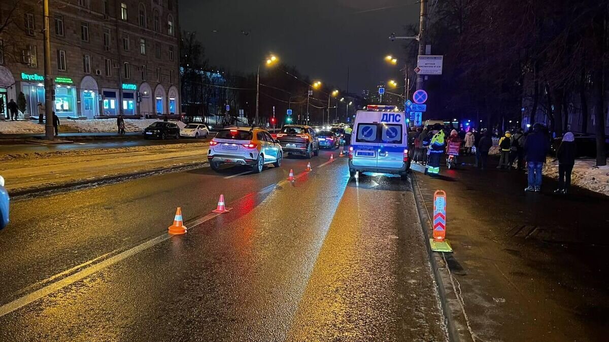    На улице Свободы водитель автомобиля марки "Киа" не справилась с управлением, выехала на тротуар и совершила наезд на пешеходов - женщину с двумя детьми© Фото : Прокуратура Москвы