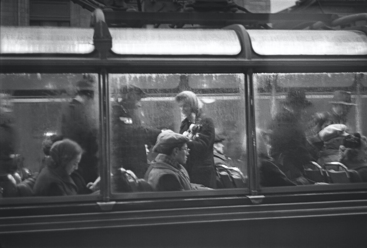 Кондуктор троллейбуса, 1960-е. Фото Леонида Лазарева. Источник: https://birdinflight.com/ru/vdohnovenie/opyt/20161026-leonid-lazarev-eto-chudo-chto-ya-smog-snyat-gagarina.html.