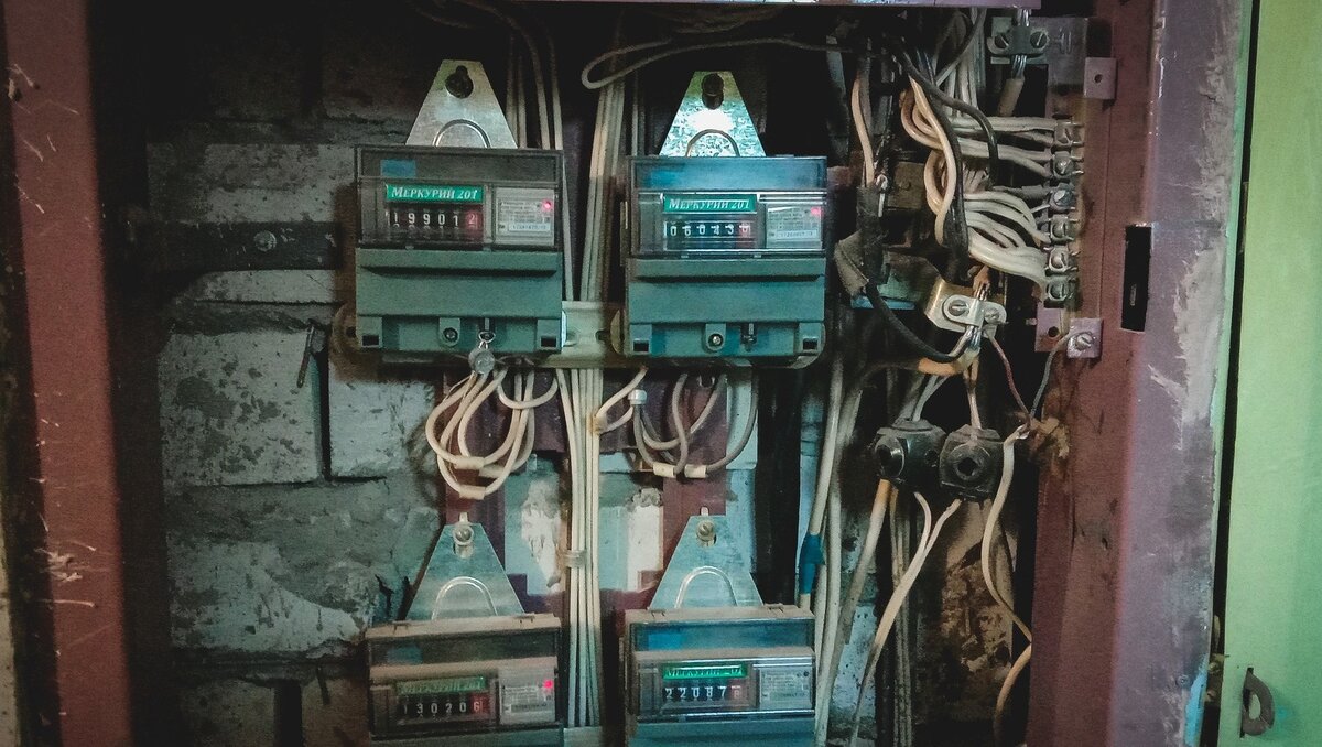     В Ростове перегрузка энергосетей оставила без света жителей как минимум трех СНТ, об этом горожане написали в комментариях в Telegram-канале губернатора Ростовской области Василия Голубева.