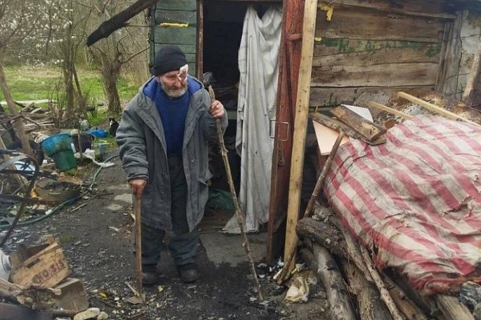    Дом сгорел, а разобрать мусор после пожара у старика сил не было. Фото: Юлия Гаевская.