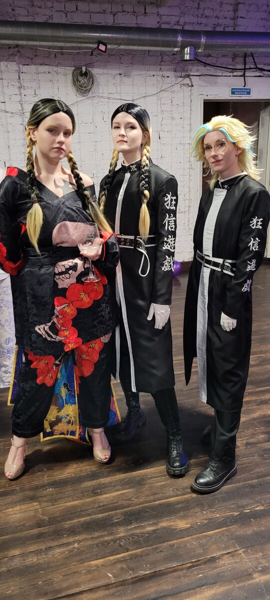 Много косплееров. Два про одного персонажа. Видите? По парику отличать.