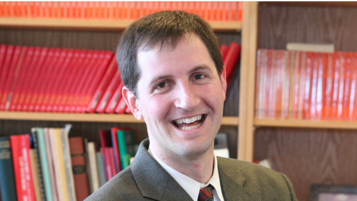 Дэниэл Шапиро - основатель и директор Гарвардской программы международных переговоров, на протяжении своей карьеры руководил инициативами по управлению конфликтами на Ближнем Востоке и работал с лидерами правительства и бизнеса https://translated.turbopages.org/news/harvard-negotiation-expert-walked-brilliant-210300908.html
