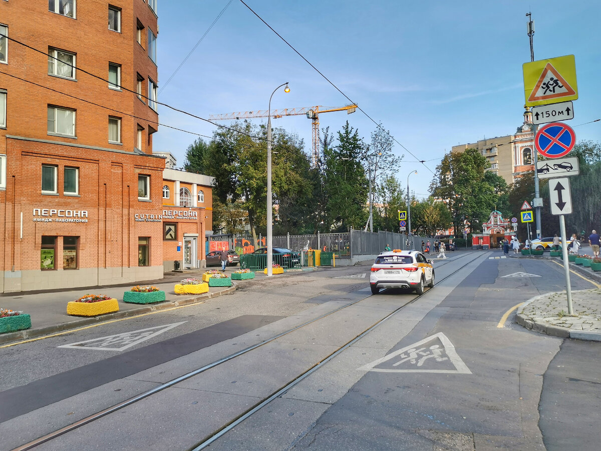 Вид на Нововоротниковский переулок от Селезневской улицы в сторону храма.