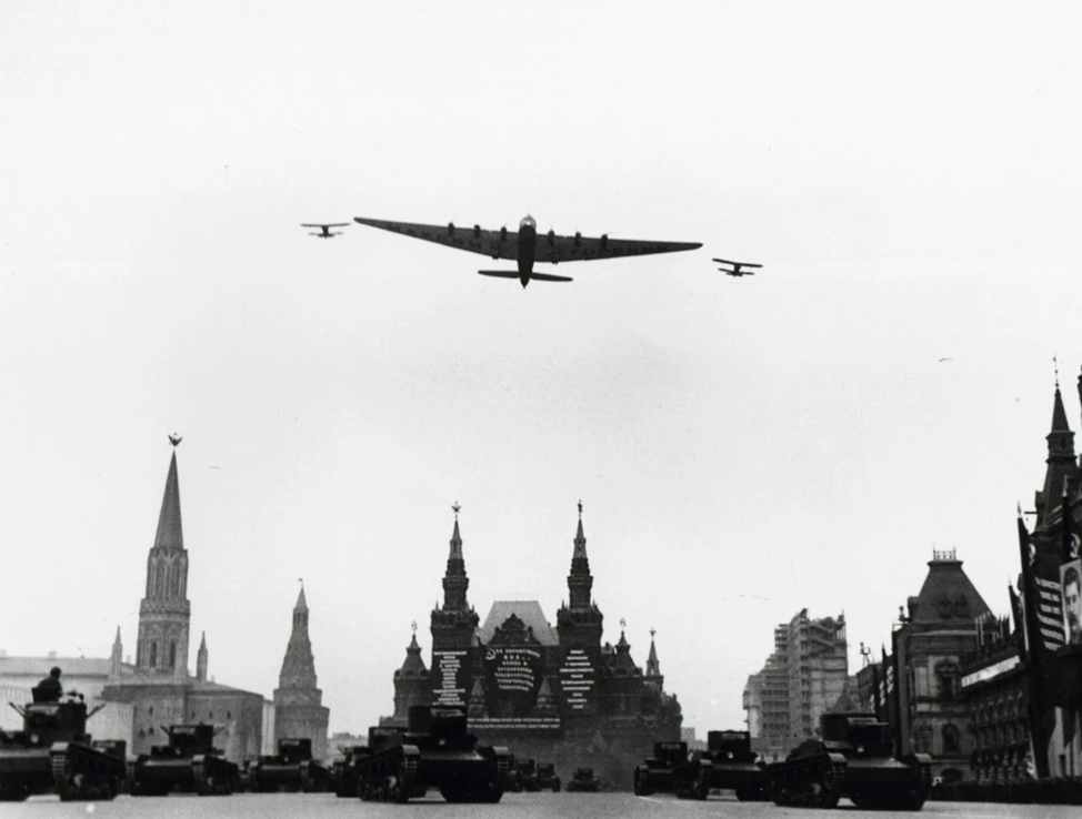 1 мая 1935 года. Орлы ещё на башнях, но к следующему параду их уже не будет