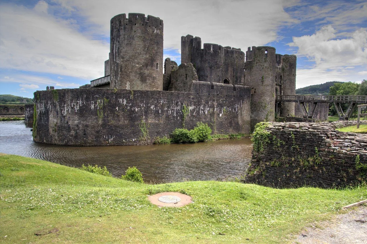 Кайрфилли Уэльс. Замок Кайрфилли Великобритания. 1. Замок Кайрфилли (Caerphilly Castle). Замок Кайрфилли Уэльс внутри.