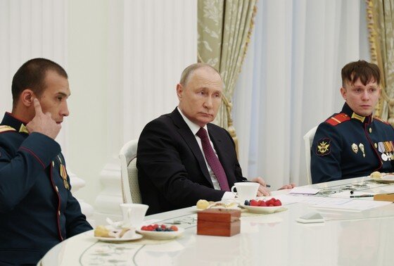    Президент РФ Владимир Путин и военнослужащие 127-й мотострелковой дивизии 5-й общевойсковой армии Вооруженных сил РФ — члены экипажа танка Т-80 «Алеша»