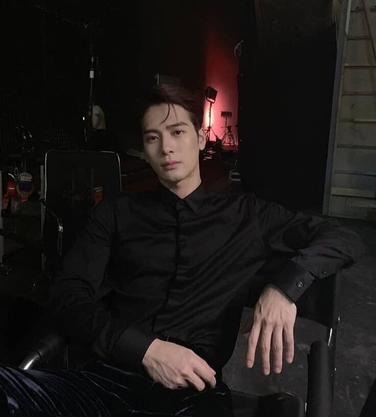 Очень внимательно слушает