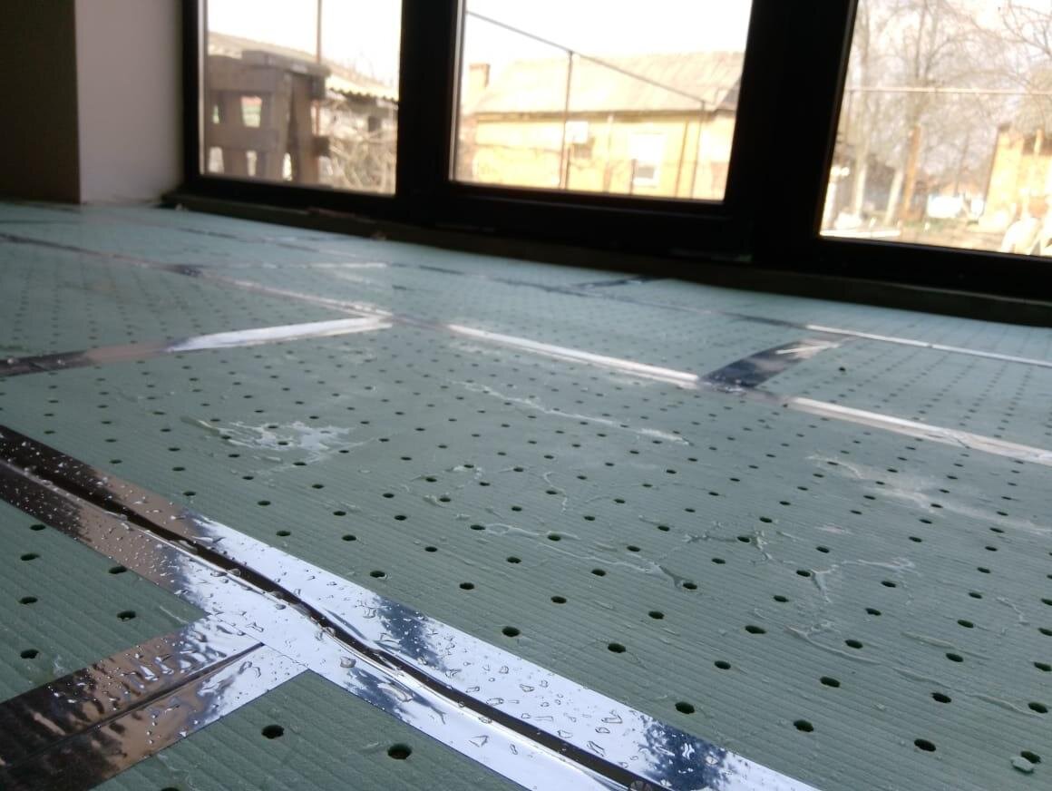 Заказчик удалил фото, где вода стояла на ламинате. Осталась фотка, где видно воду на подложке, которая осталась после демонтажа ламината