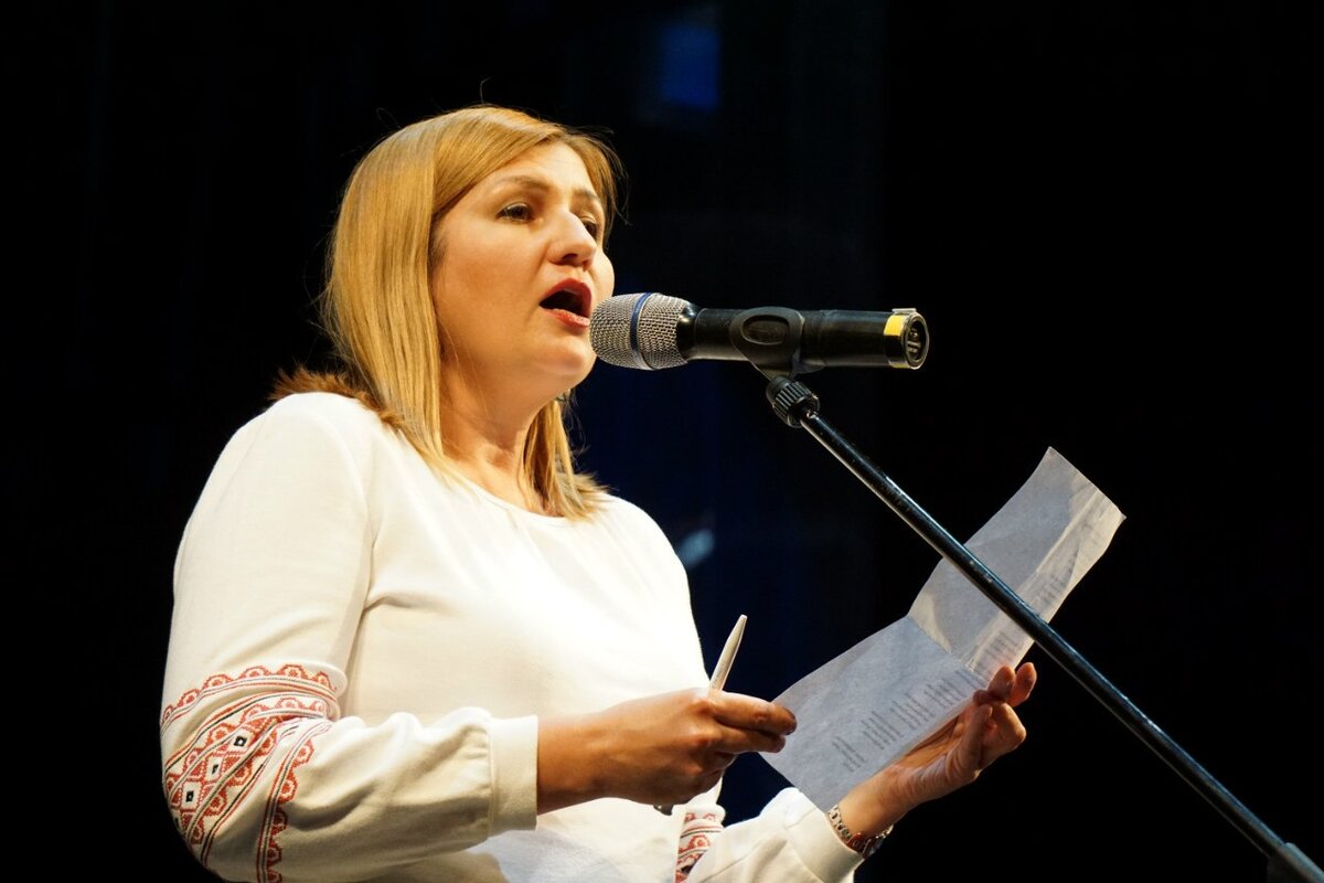 Читаю свои стихи в Оренбурге на закрытии кинофестиваля "Восток-Запад"