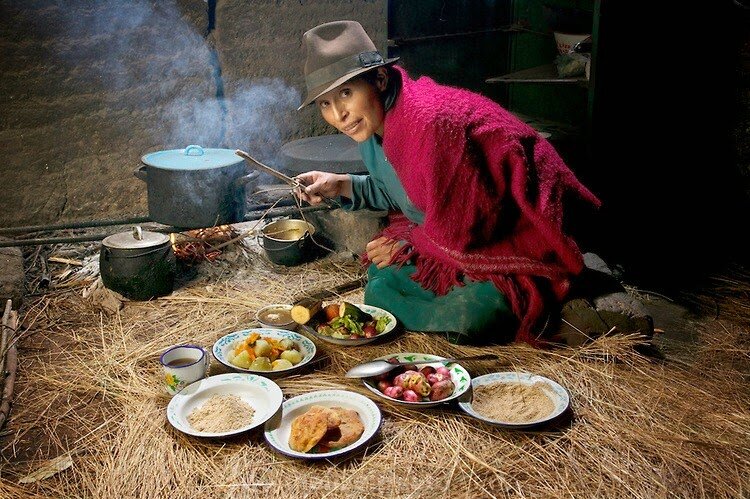 Мария Эрмелинда Айме Сичигало (Maria Ermelinda Ayme Sichigalo) – крестьянка из поселка Тинго, Центральные Анды, Эквадор. Потребляет 3800 ккал в день. Мать восьмерых детей. Ей 37 лет. Рост – 1,6 м. Вес – 53 кг. В доме Эрмелинды нет ни столов, ни стульев. Все блюда она готовит, склонившись над очагом на земляном полу, который разводит при помощи хвороста и соломы. Иногда семья Марии Эрмелинды лакомится морскими свинками, которые подходят к их жилищу в поисках объедков. Потолок в их доме почернел от копоти. У жителей Эквадора часто бывают проблемы с легкими именно от того, что в их домах нет труб для отвода дыма. Это является и причиной высокой смертности среди младенцев.