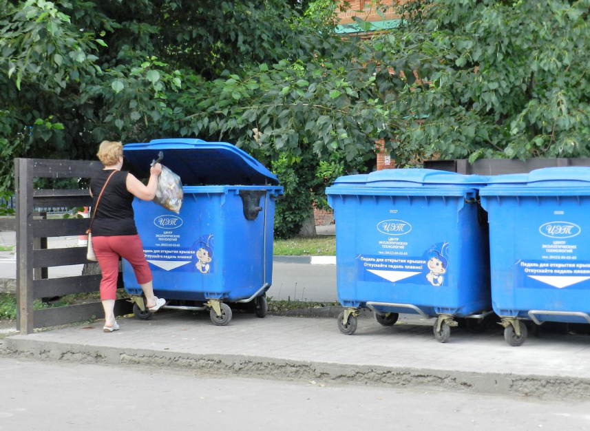 Как открыть мусорку. Мусорный контейнер на колесах. Контейнер ТКО. Бак мусорный для контейнерных площадок с педалью.