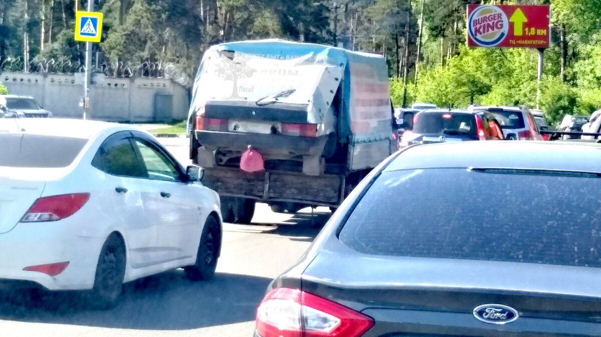 Соседнитй ряд в пробке всегда движется быстрее.