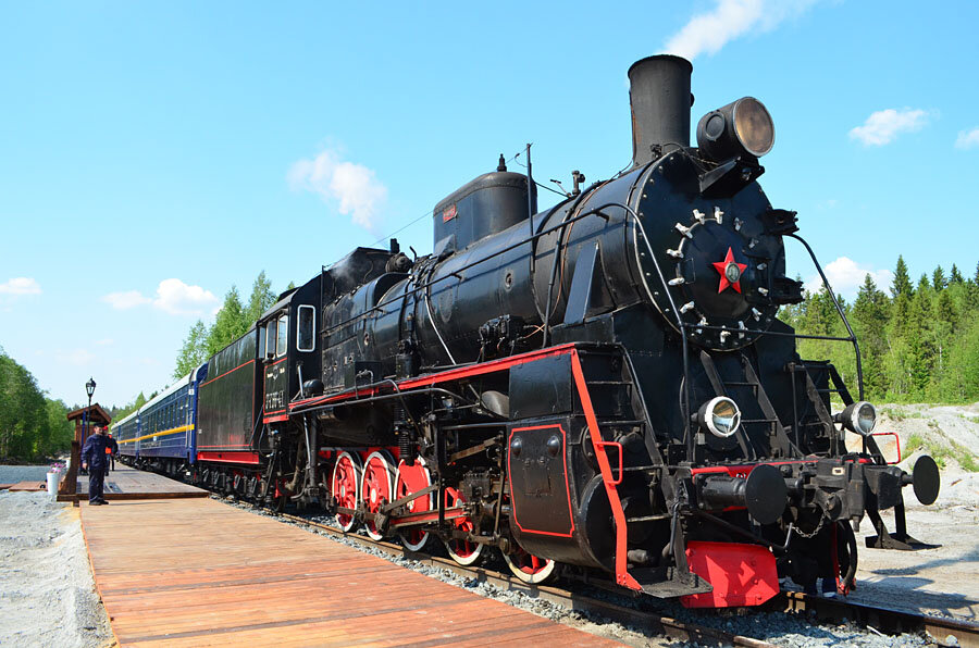 Паровоз 1949 года, гудок – аж в ушах звенит, и три удара колокола при отправлении, и дым из трубы, и кочегар настоящий. Очень атмосферно