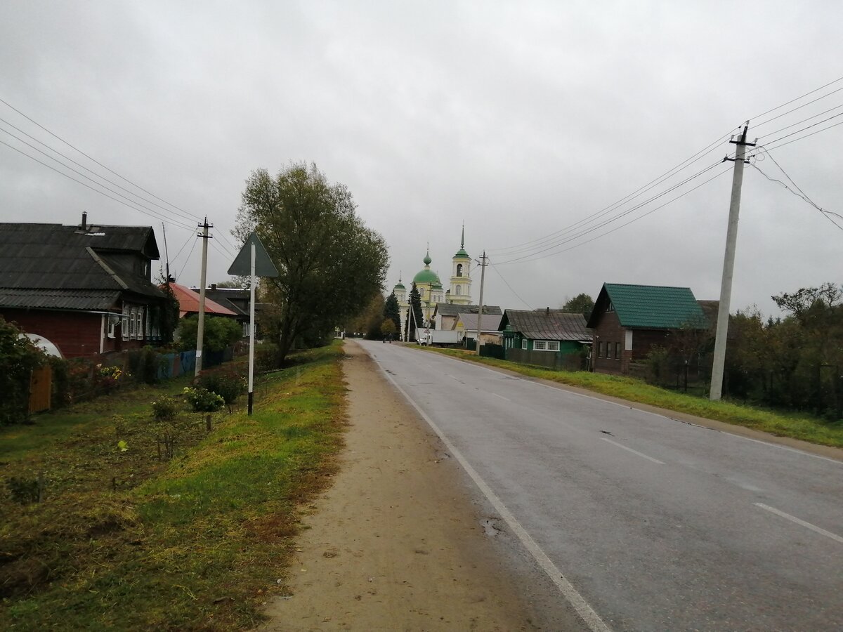 Тот самый храм виден при подъезде к центру села.. 