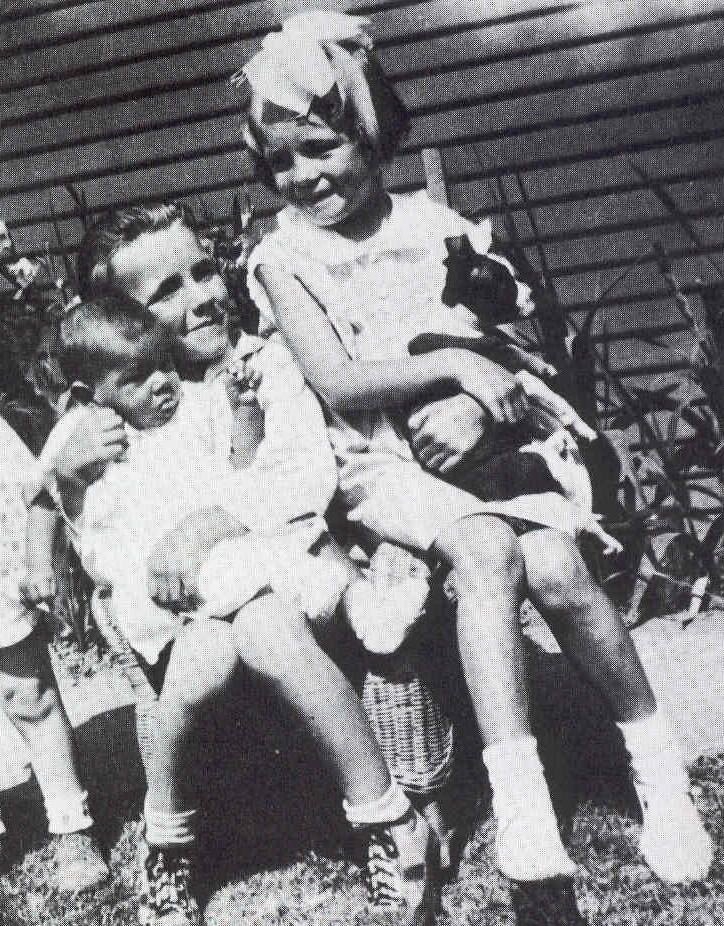 детство мэрилин. мэрилин монро в детстве. детство мэрилин. детство мэрилин. мерлин монрро в детстве.