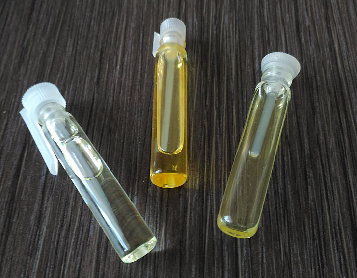 Ароматические масла объемом 1,5 мл, на упаковках пишут "100% эфирное масло". В магазинах  можно найти любой запах: ванили, жасмина, грейпфрута, апельсина, розы, лаванды, сандалового дерева и т.п. Цена  - от 25 рублей. 