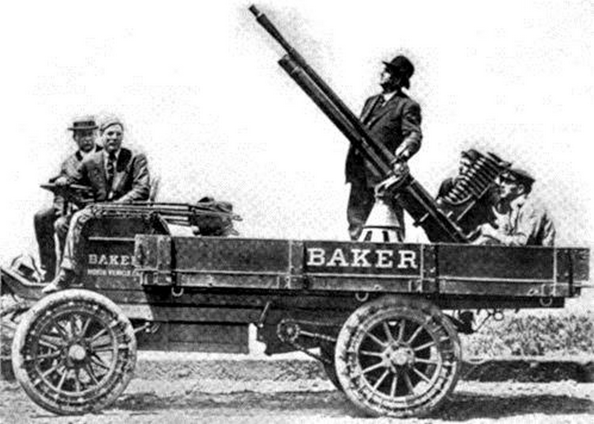 Грузовик Baker Electric Truck с установленным в кузове орудием McLean light ballon gun. Около ствола орудия стоит конструктор, доктор С. Н. Мак-Леан. 1908 г.. Ист: Кирилец С. Автомобили-зенитки Первой мировой
