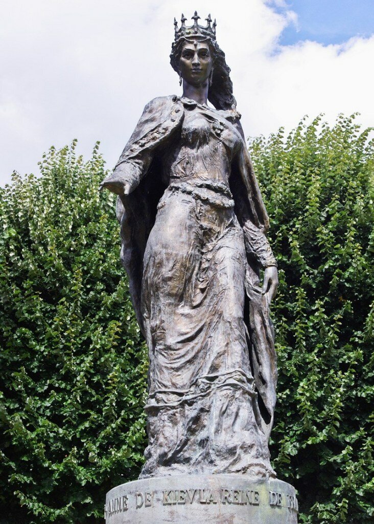 Памятник в Санлисе