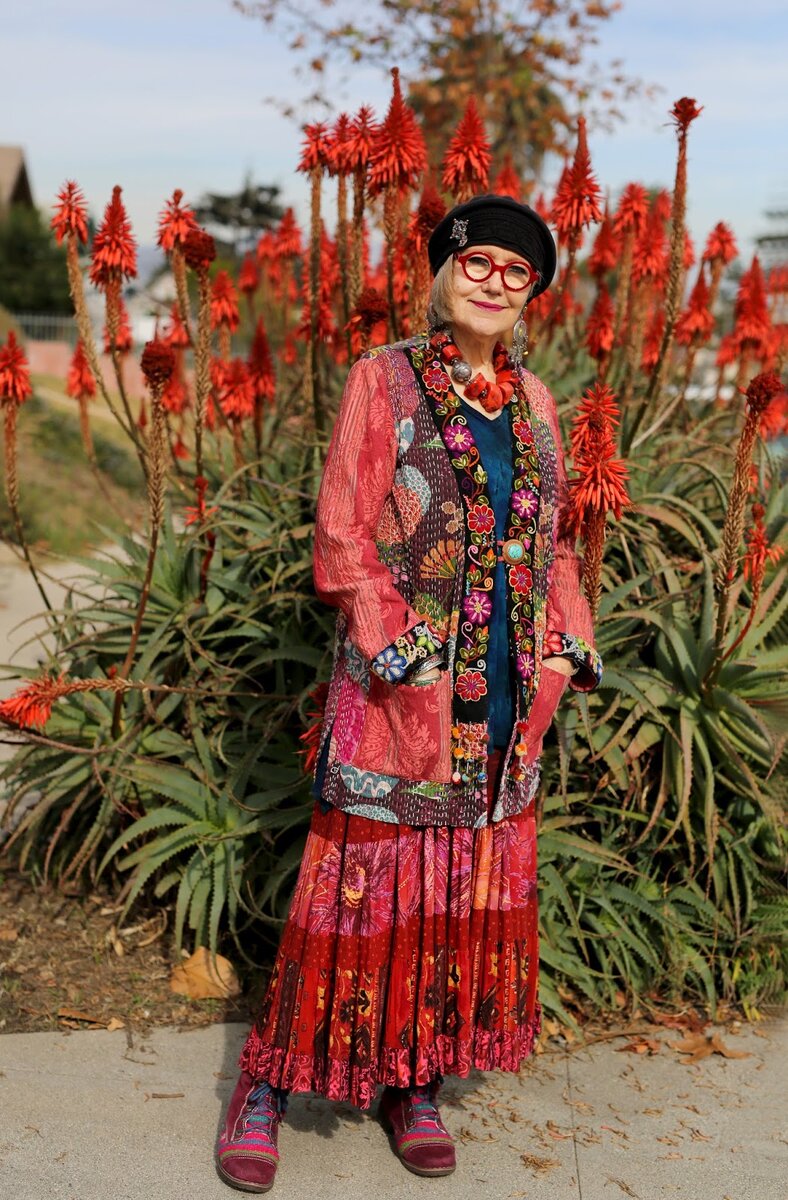 Не бойтесь носить крупные украшения в тандеме с броской одеждой. /Фото: advanced.style