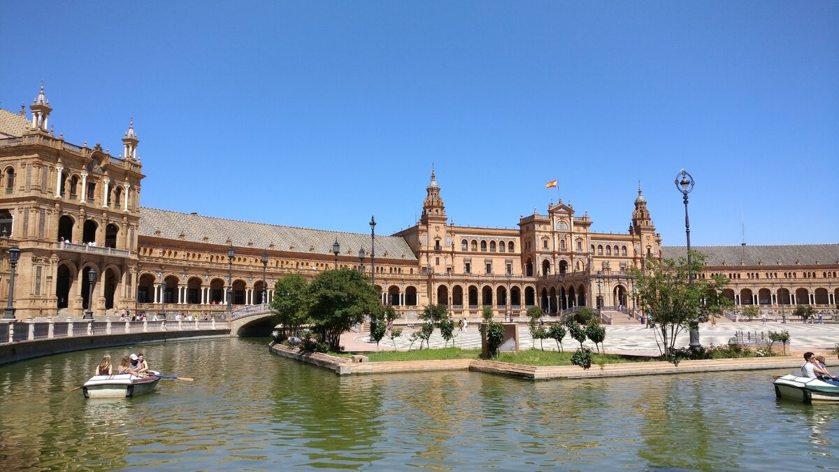 Испания. Севилья. Канал на площади