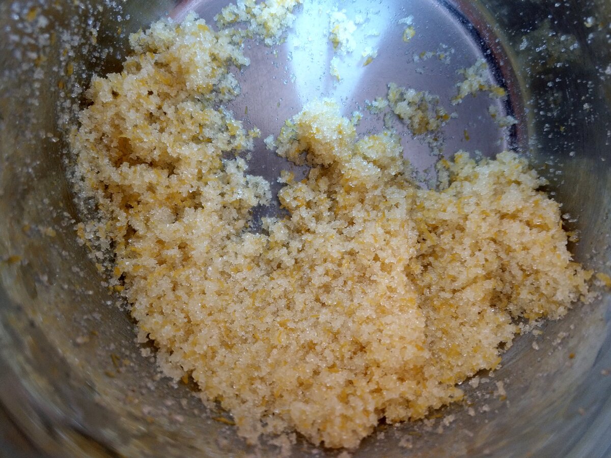 Кристаллы сахара царапают кожицу лимона и еще больше раскрывают аромат.