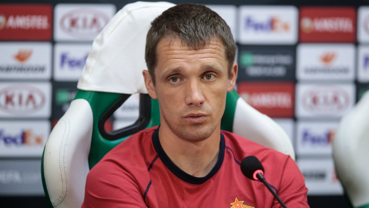 -Как оцените дебют Вадима Карпова? Будем пересматривать и анализировать игру. В целом,считаю, Вадим достаточно неплохо выглядел. Конечно, когда пропускаешь пять, нельзя быть довольным защитой.Но он сыграл смело, принял несколько смелых решений.  