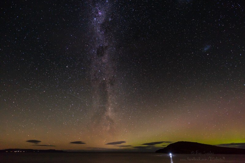  Когда вы представляете себе ночное небо, вы, скорее всего, думаете о тысячах звёзд, мерцающих на чёрном покрывале ночи, нечто, что можно по-настоящему увидеть только вдалеке от городов и других источников светового загрязнения.


