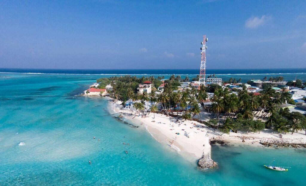   Остров Маафуши (Maafushi) Остров Маафуши (Maafushi) — один из самых больших и точно самый популярный локальный остров на Мальдивах. Расположен в атоле Южный Мале всего в 27 км от Мале.