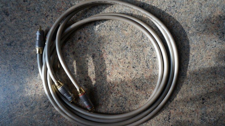 Кабель мягкий, прекрасно держит форму.