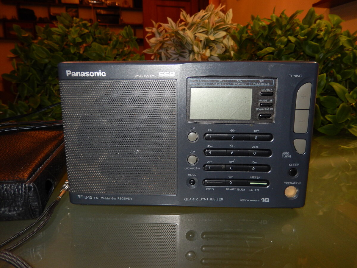 Всеволновый радиоприемник Panasonic RF-B45, произведенный в Японии в 1994 году