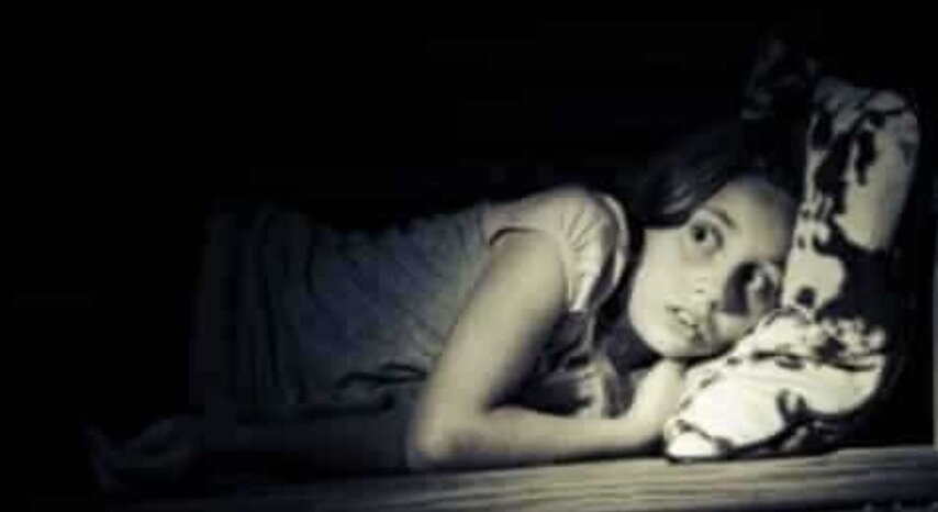 Испуганная девочка. Девушка боится в кровати. Девушка плачет под одеялом. Страшная музыка 1