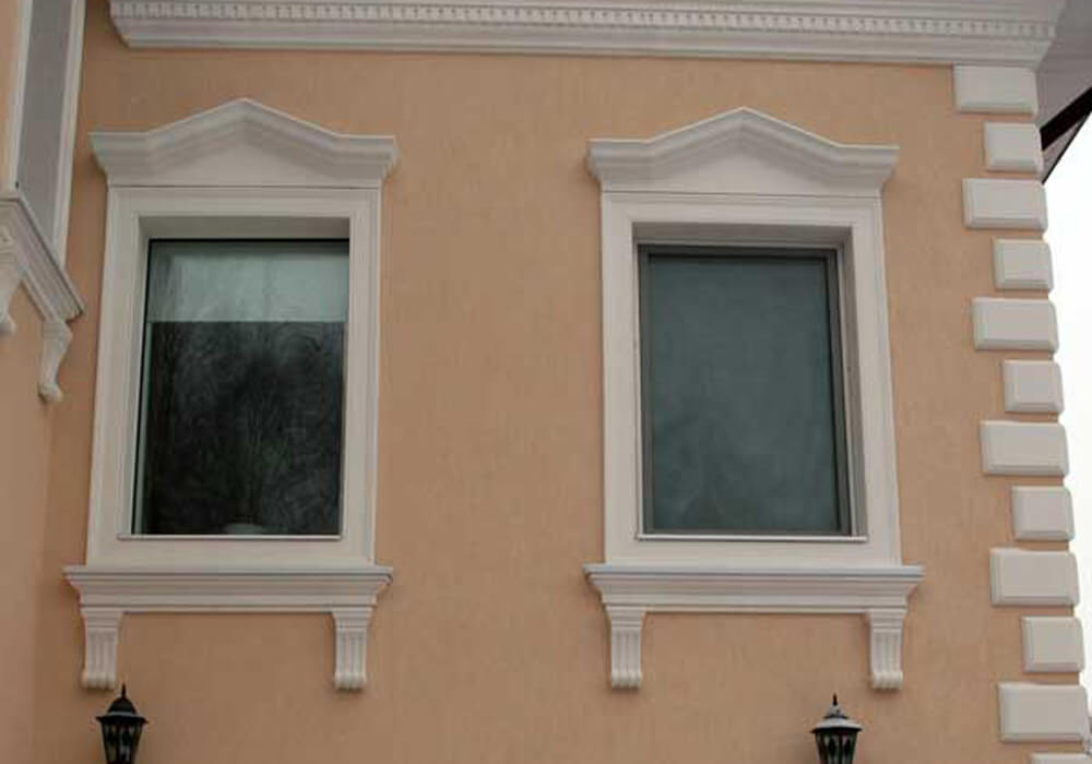Полиуретан окна. Наличники на окна полиуретановые наружные Европласт. Декоративное обрамление окон. Декор окон снаружи. Фасадный декор обрамление окон.