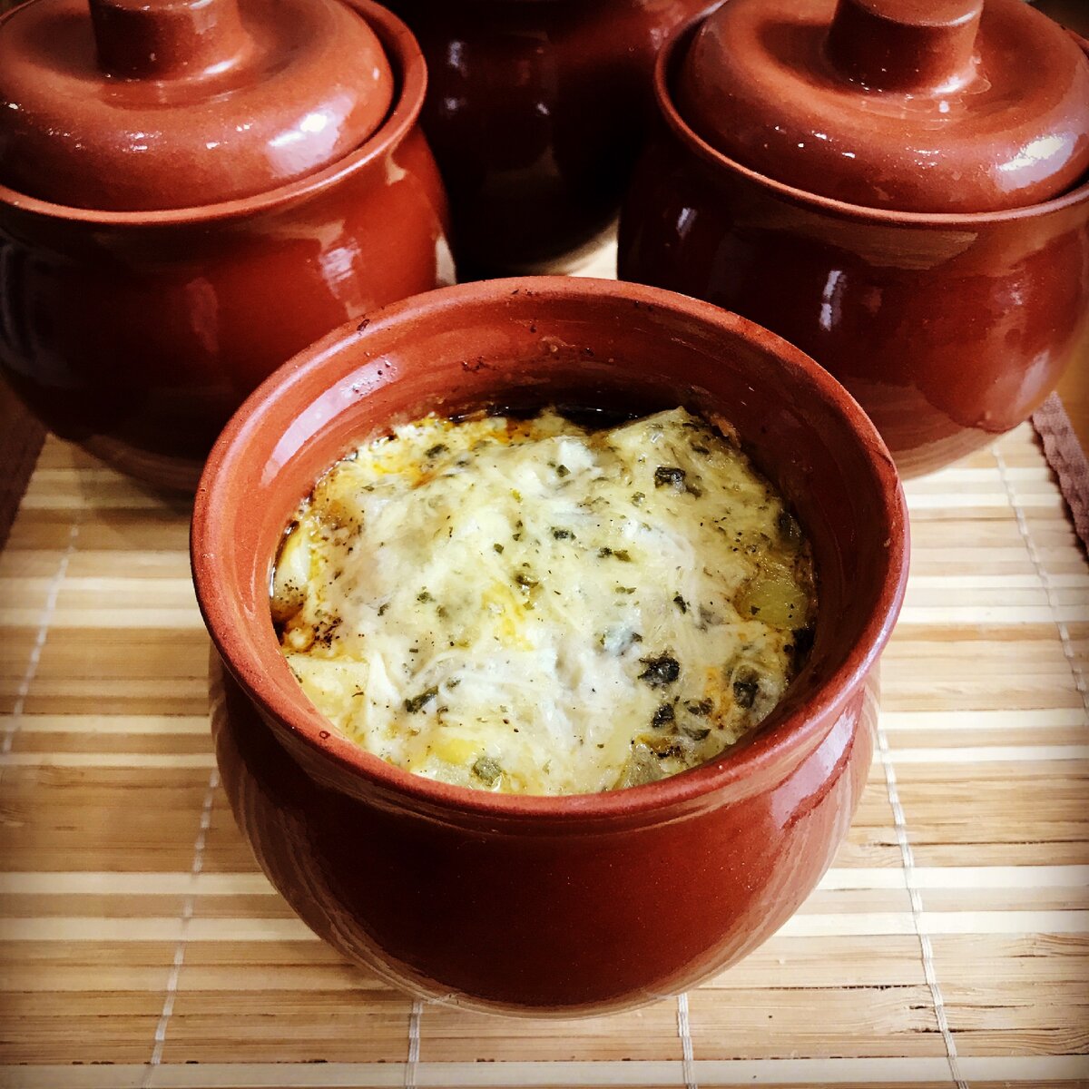 Горшочки с курицей. Блюда в горшочках. Блюда в глиняных горшочках. Жаркое в горшочках. Мясо в горшочках.