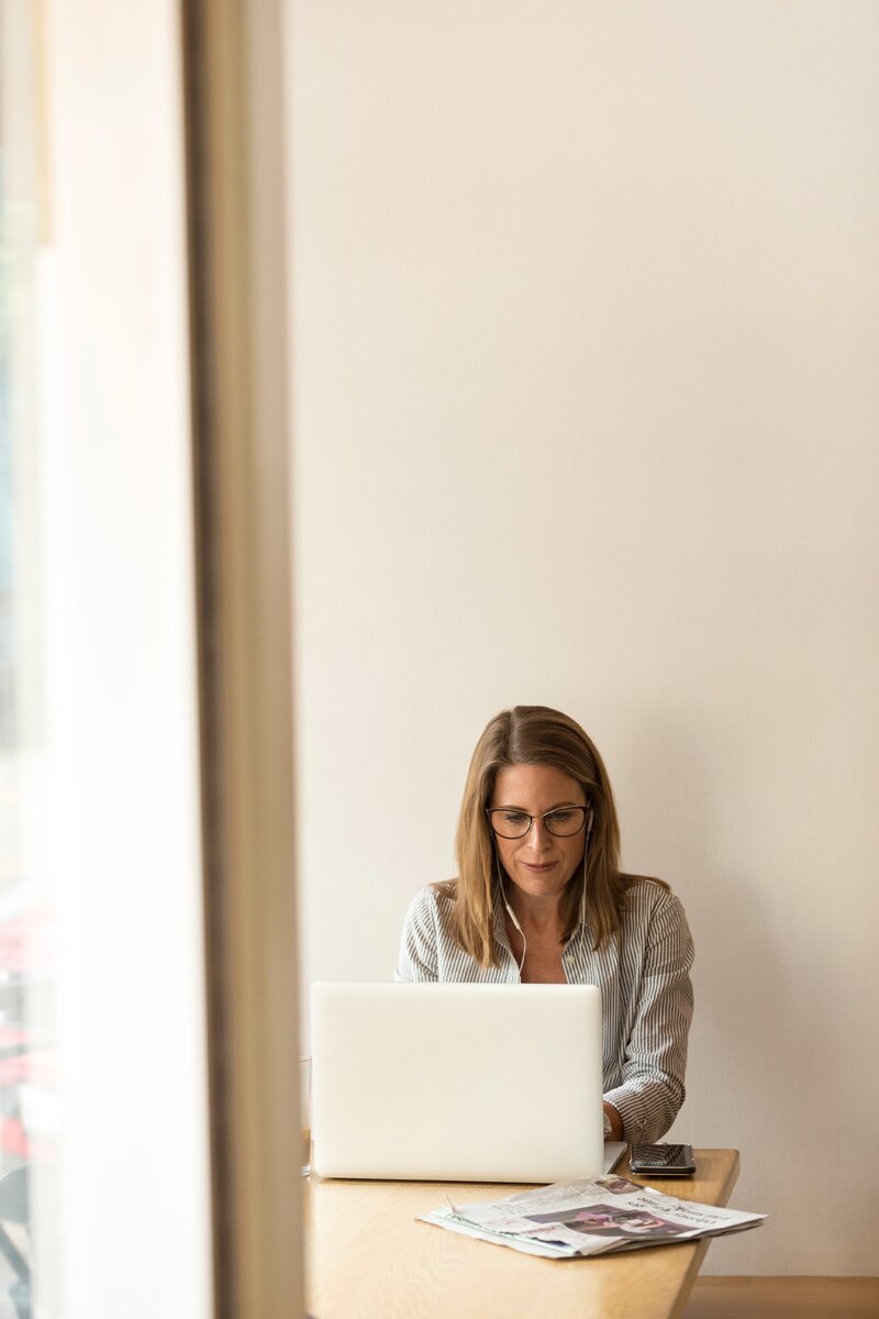https://www.pexels.com/photo/woman-sitting-while-using-laptop-1251828/