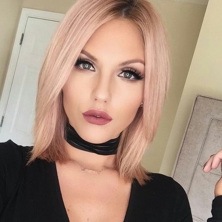 Если вы хотите, чтобы каре смотрелось красиво и сужало лицо - его нужно стричь с удлинением на лицо.