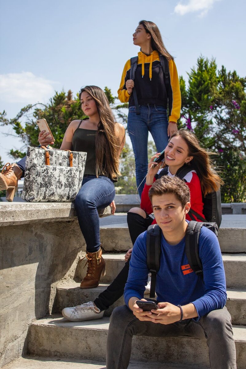 https://www.pexels.com/photo/group-of-people-sitting-on-stairs-2124916/
