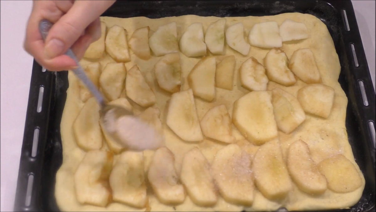 Пирог из слоёного теста с яблоками