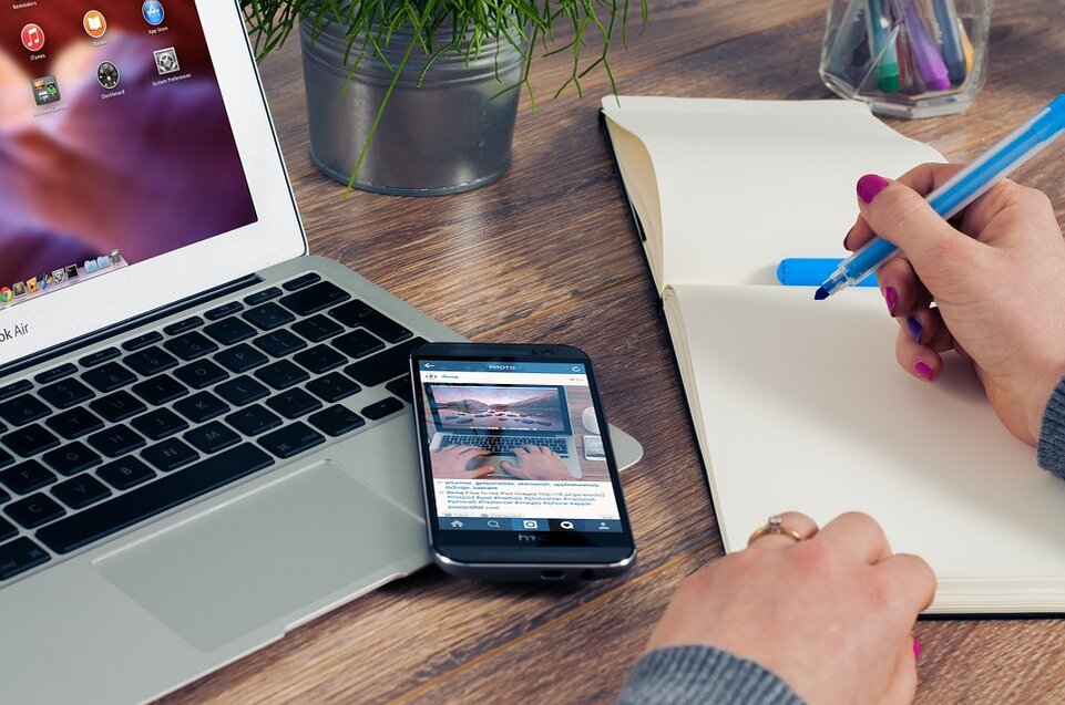 https://pixabay.com/photos/office-notes-notepad-entrepreneur-620817/