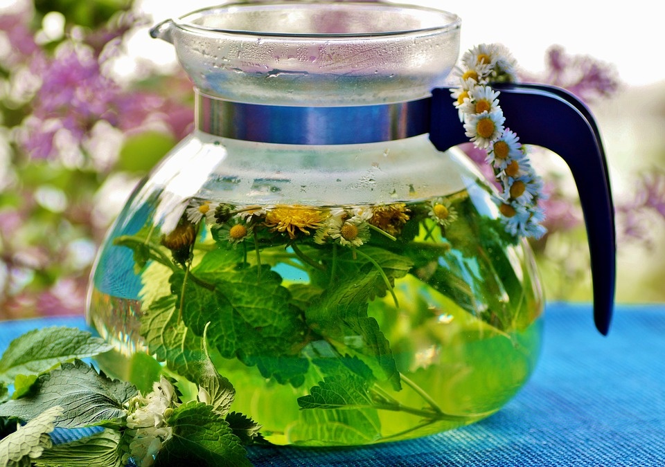 https://cdn.pixabay.com/photo/2018/06/28/22/51/herbal-3504949_960_720.jpg
