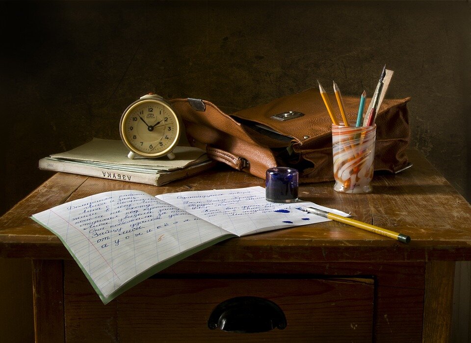 https://pixabay.com/photos/still-life-school-retro-ink-table-851328/