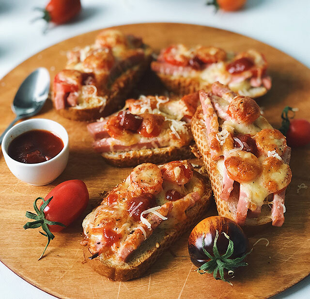 Быстрое горячее. Горячие закуски русской кухни. Бутерброд с сыром пармезан. Горячие бутерброды на багете в духовке. Горячий бутерброд в багете в духовке