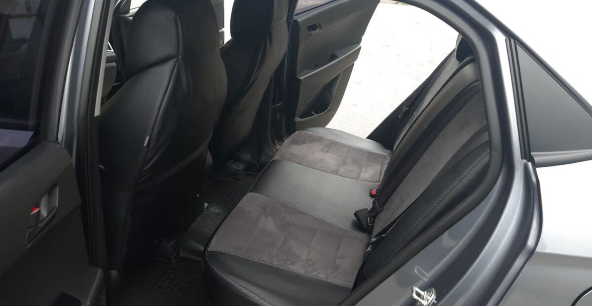 Задний диван тесноват, но учитывая класс кроссовера, это простительно.