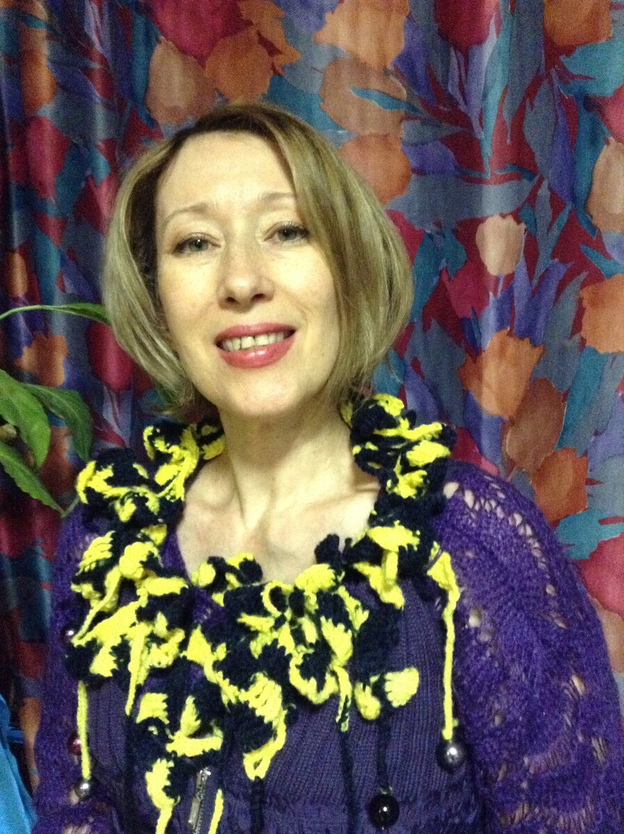 Шарфик, связанный по схеме "Рачий шаг" из пряжи двух цветов.