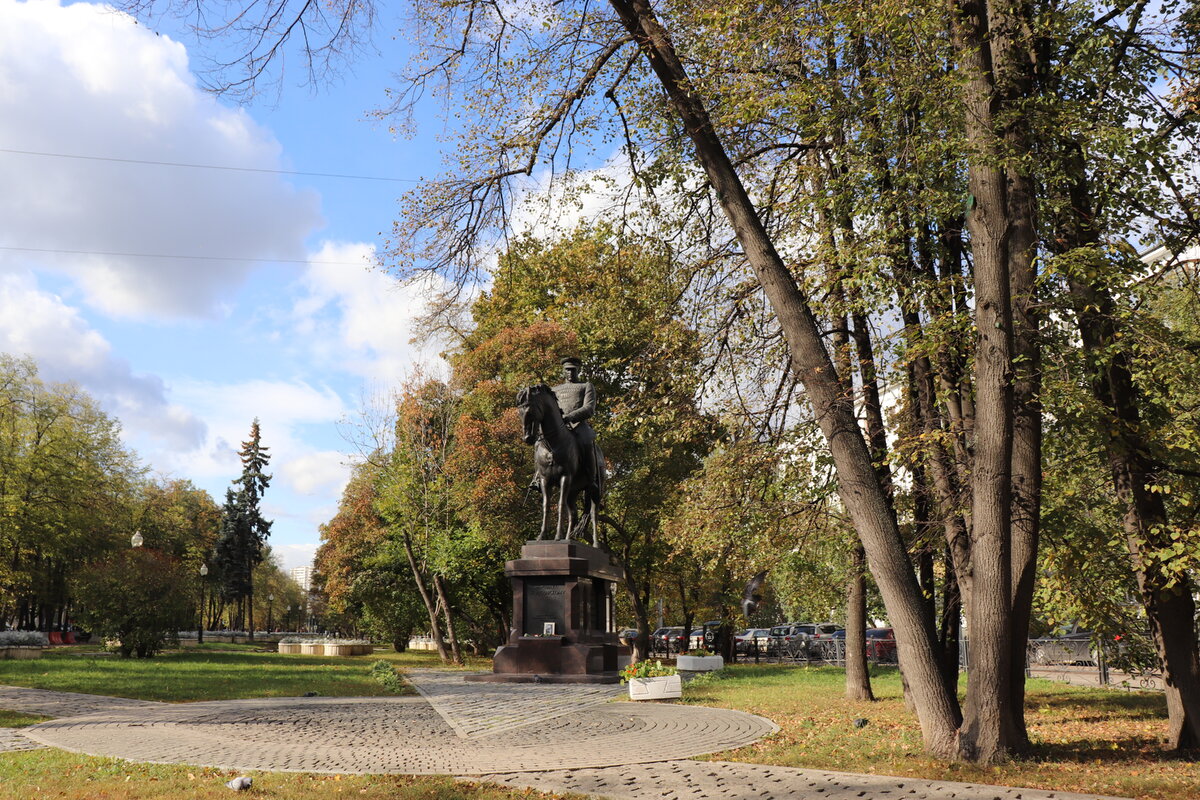 Вид на Бульвар Рокоссовского и памятник К.К.Рокоссокского. Фото - Романенков Пётр. 