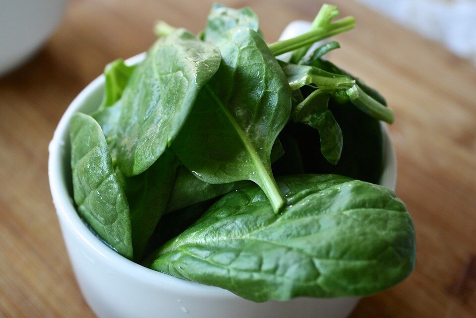 https://pixabay.com/photos/spinach-healthy-green-dieting-1427360/