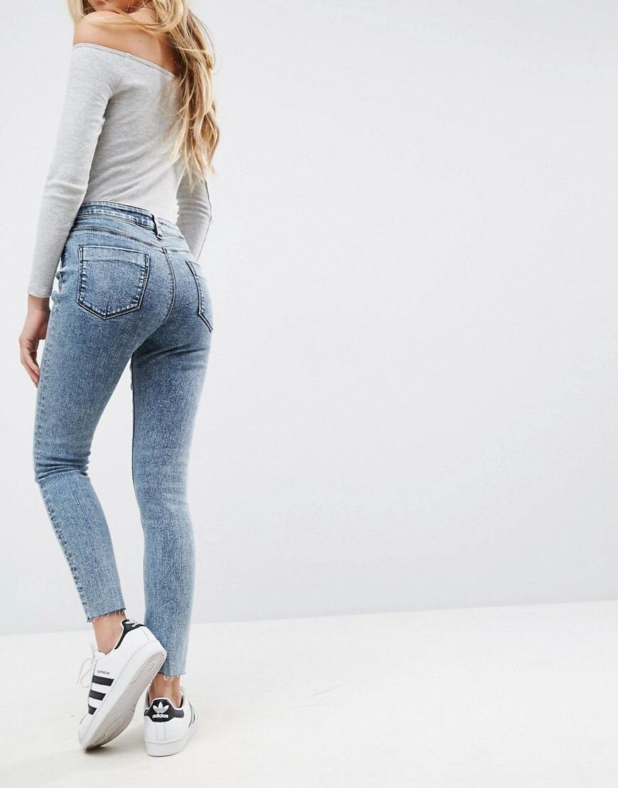 Приталенные джинсы на девушках