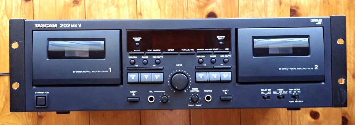 «Tascam 202mkVII» имеет стильный классический вид